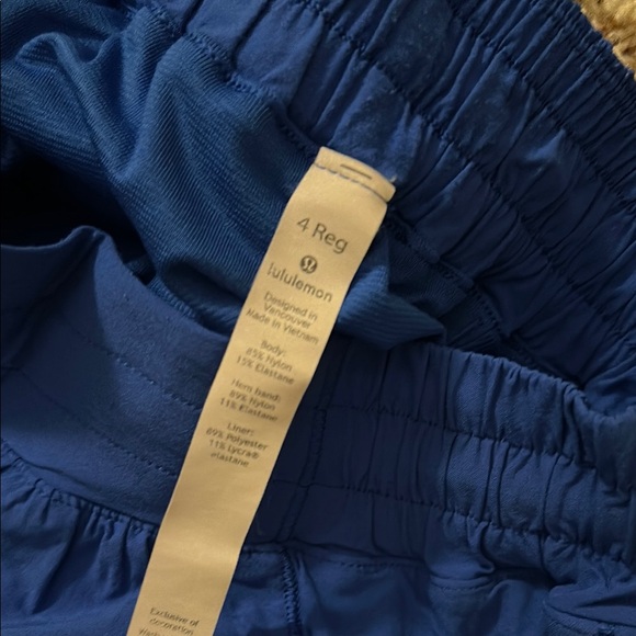 Lululemon hotty hot 2.5 shorts - Picture 3 of 3